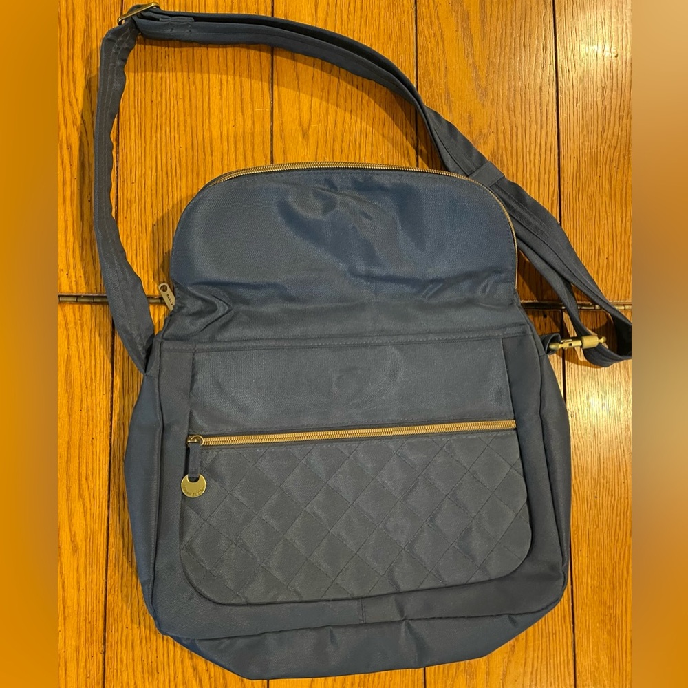 NWOT Travelon Crossbody Bag, quilted, navy color, large bag, adjustable strap - Picture 3 of 5